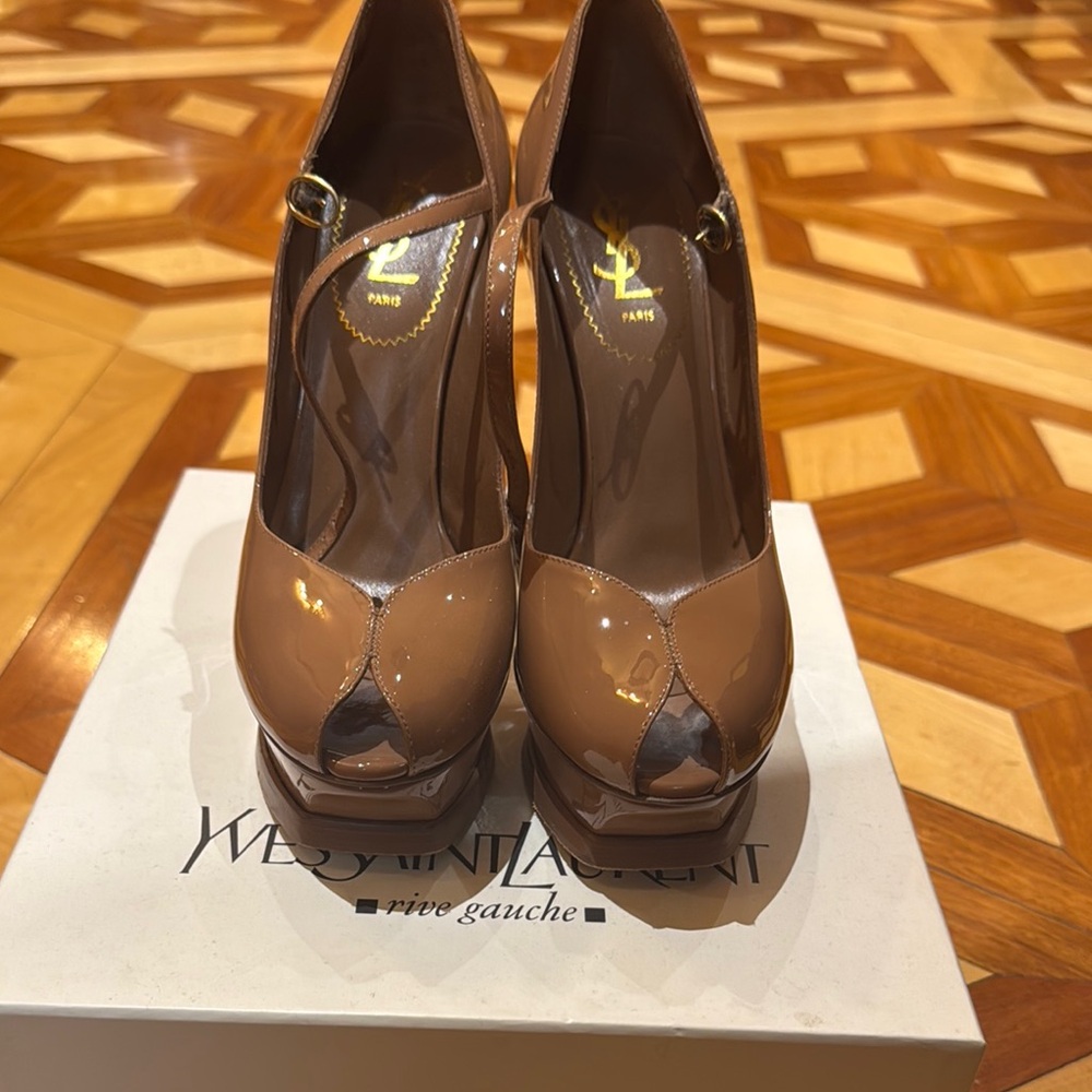 Yves Saint Lauren shoes
Patent tribute 105 pump
Color nude
Size 39